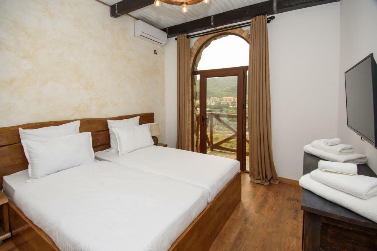 Golden Fleece Hotel